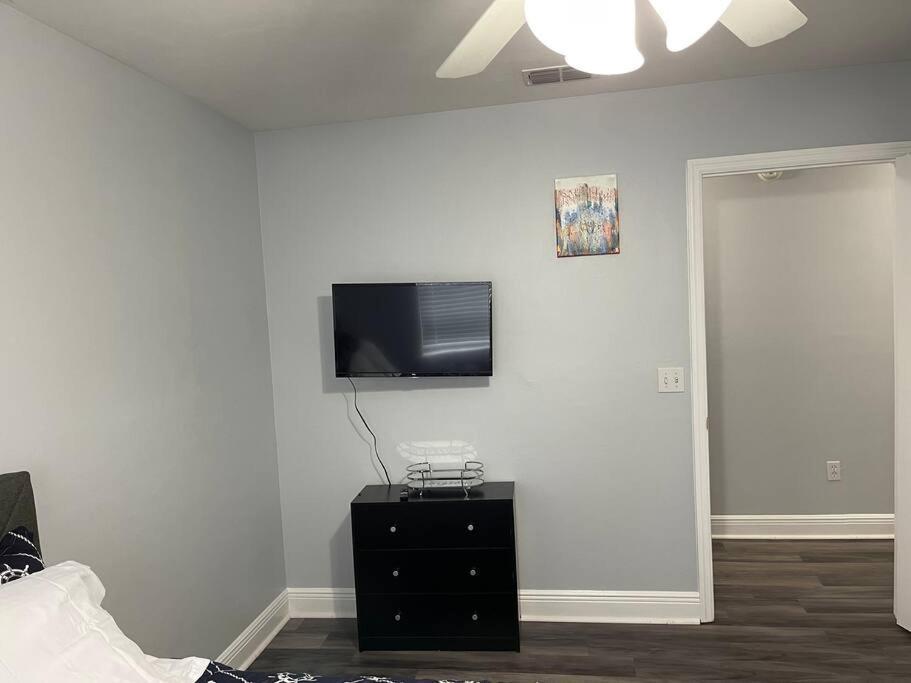 Cheerful 3-Bedrooms With Free Parking On Premises Tallahassee Bagian luar foto