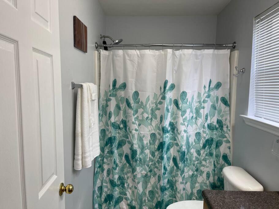Cheerful 3-Bedrooms With Free Parking On Premises Tallahassee Bagian luar foto