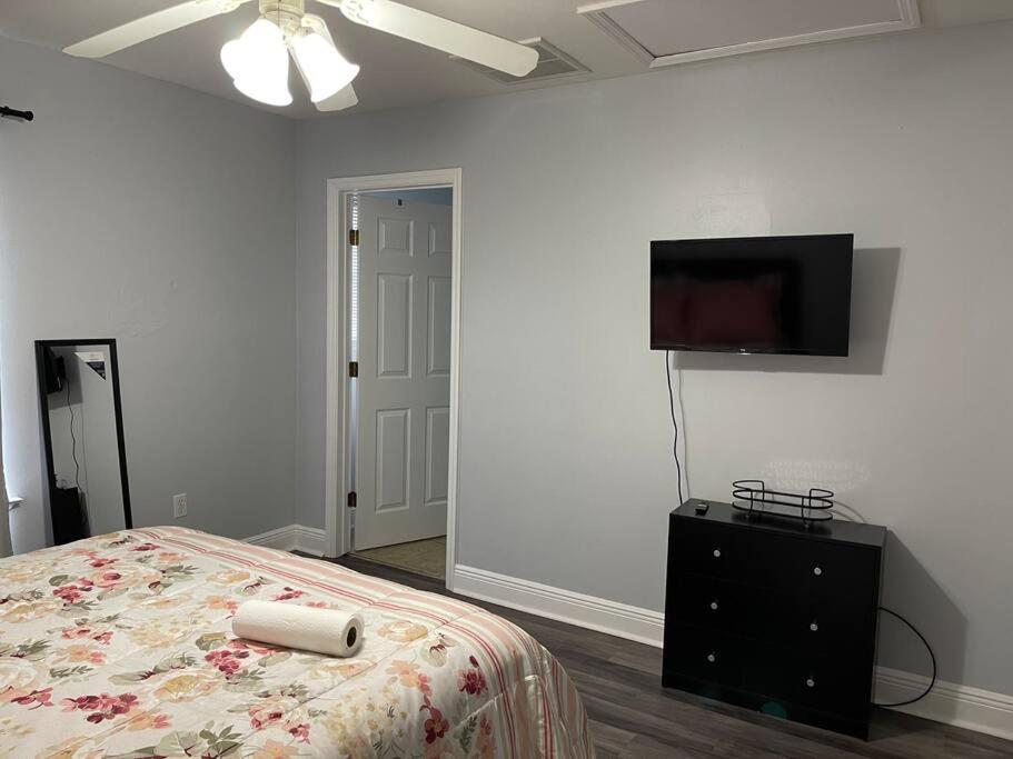 Cheerful 3-Bedrooms With Free Parking On Premises Tallahassee Bagian luar foto